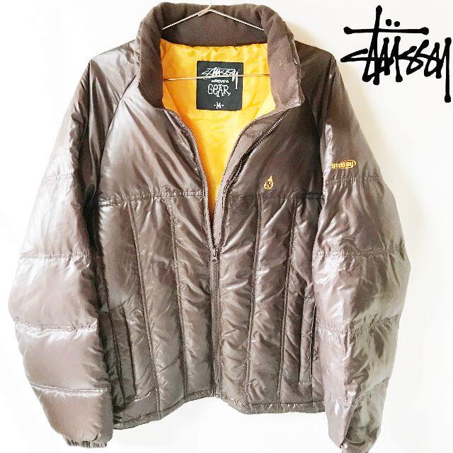 STUSSY(ステューシー)の【STUSSY】ダウンジャケット Sロゴ ワイン メンズ メンズのジャケット/アウター(ダウンジャケット)の商品写真