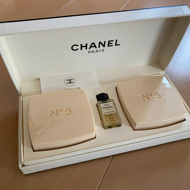 CHANEL(シャネル)のＣＨＡＮＥＬ シャネル　ソープ NO.5サヴォン　オードトワレパルファムセット コスメ/美容のボディケア(ボディソープ/石鹸)の商品写真