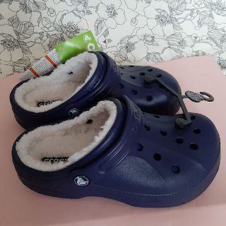 クロックス(crocs)のクロックスボア付き　21サイズ　未使用品　紺×白(サンダル)