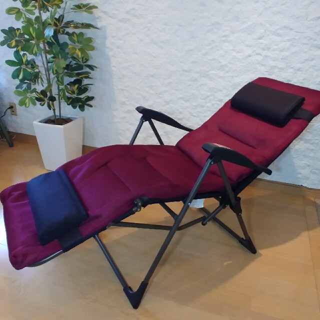 折りたたみ式リラックスチェア  エンジ インテリア/住まい/日用品の椅子/チェア(折り畳みイス)の商品写真
