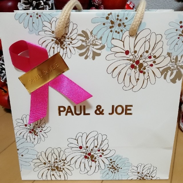 PAUL & JOE(ポールアンドジョー)のポールアンドジョー クリスマス ハンドクリーム ラッピング 新品未開封 コスメ/美容のボディケア(ハンドクリーム)の商品写真