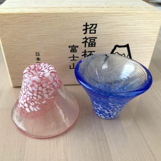 トウヨウササキガラス(東洋佐々木ガラス)の【値下げ】冷酒グラス ペア 招福杯 富士山 日本製 青&赤 35ml 2点入り(グラス/カップ)