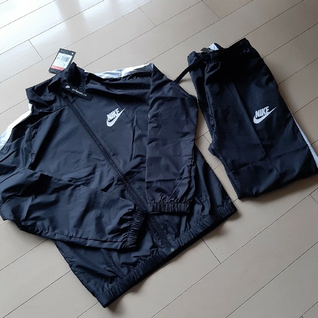 NIKE(ナイキ)の新品　NIKE　ナイキ　ウインドブレーカー　キッズ　セットアップ上下　140cm キッズ/ベビー/マタニティのキッズ服男の子用(90cm~)(ジャケット/上着)の商品写真