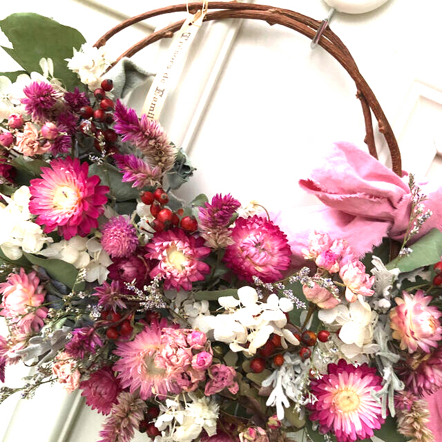 華やかなピンクのドライフラワーリース ハンドメイドのフラワー/ガーデン(ドライフラワー)の商品写真