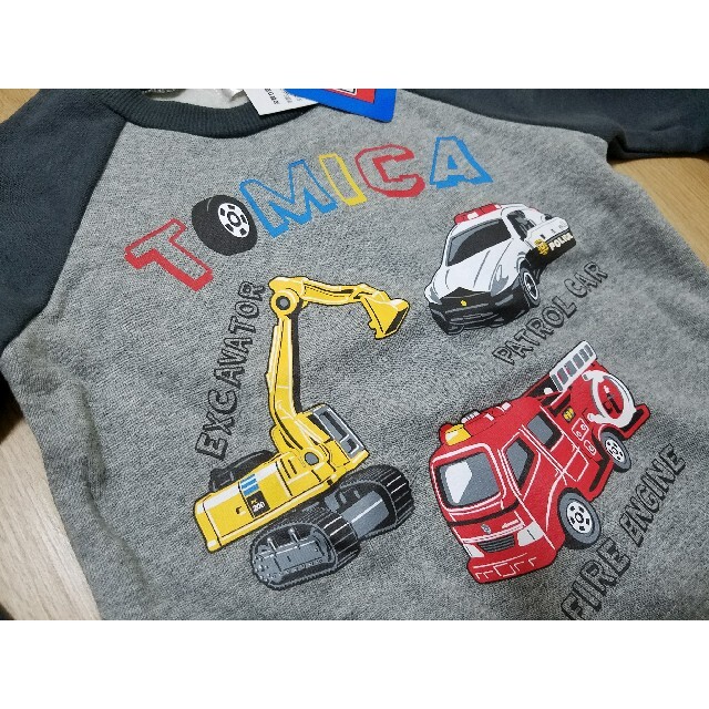 Takara Tomy(タカラトミー)の成約　TOMICA　トミカ　トレーナー　裏起毛　100 キッズ/ベビー/マタニティのキッズ服男の子用(90cm~)(Tシャツ/カットソー)の商品写真