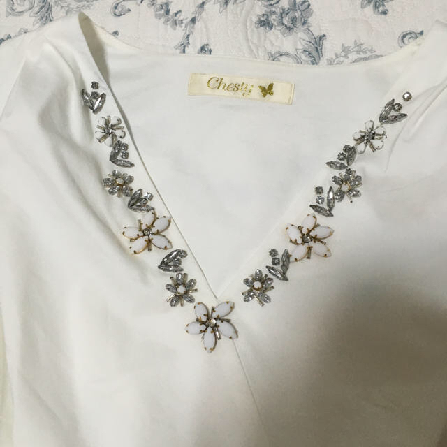 Chesty(チェスティ)のChesty♡ビジューブラウス レディースのトップス(シャツ/ブラウス(半袖/袖なし))の商品写真