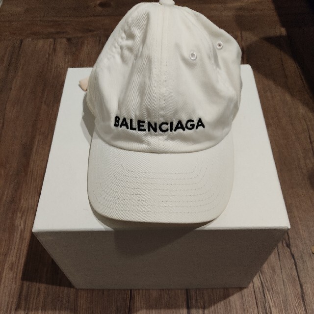 Balenciaga(バレンシアガ)のバレンシアガ 白 キャップ 箱、領収書あり レディースの帽子(キャップ)の商品写真