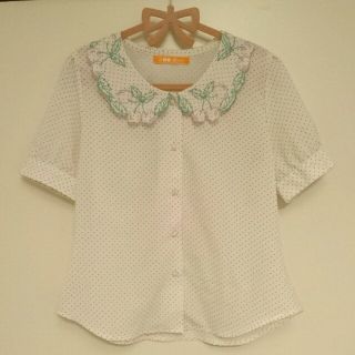 フィント(F i.n.t)のチェリー刺繍衿ドット柄ブラウス(シャツ/ブラウス(半袖/袖なし))