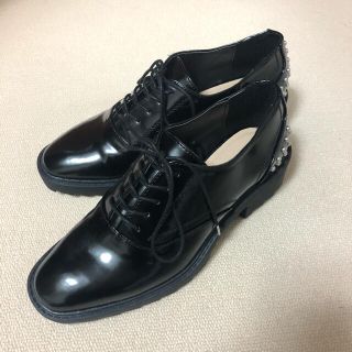 ザラ(ZARA)の新品未使用ZARA スタッズ付きシューズ革靴エナメルシューズ(ローファー/革靴)