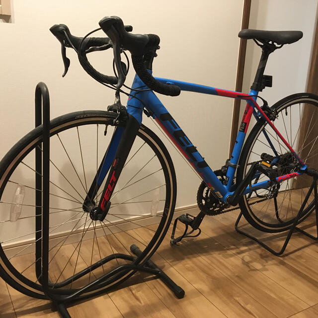優れた品質 フェルト　FR60 2017年モデル　青赤　空気入れ付き 自転車本体