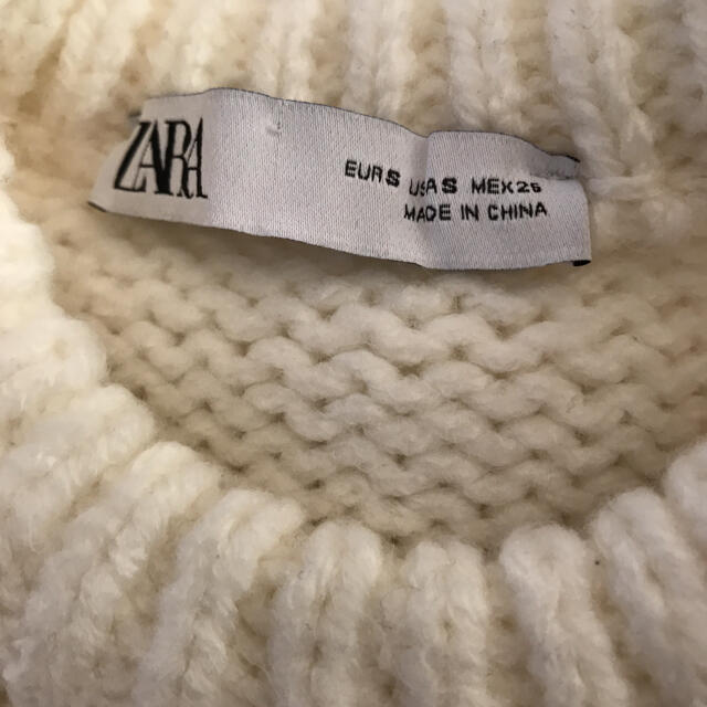 ZARA(ザラ)のZARA フラワー刺繍　ニット　パフスリーブ レディースのトップス(ニット/セーター)の商品写真