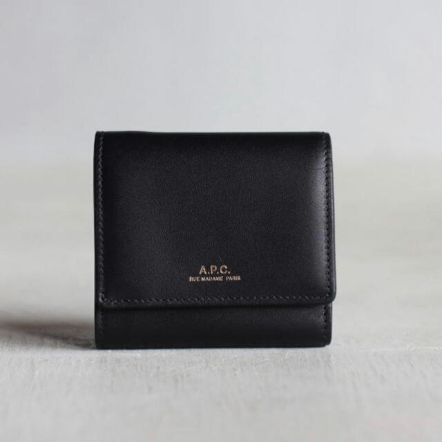 A.P.C(アーペーセー)のAPC レザーグッズ アーペーセー Loïs コンパクトウォレット/ブラック レディースのファッション小物(財布)の商品写真