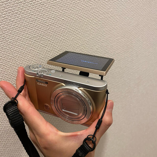 CASIO(カシオ)のCASIO EXILIM ゴールド　カメラ『お値下げします』 スマホ/家電/カメラのカメラ(コンパクトデジタルカメラ)の商品写真