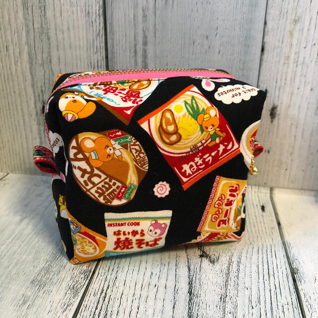 安い NEW☆手乗りスクエアポーチ・はいから横丁ラーメン柄 黒 ポーチ 安い NEW☆手乗りスクエアポーチ・はいから横丁ラーメン柄 黒 ポーチ