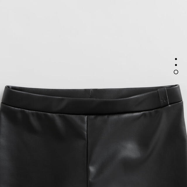 ZARA(ザラ)のレザー風レギンスパンツ レディースのレッグウェア(レギンス/スパッツ)の商品写真