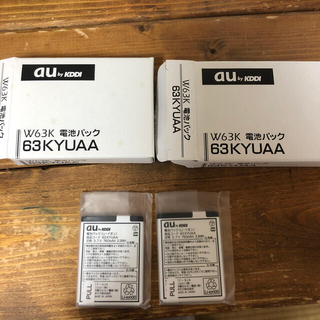エーユー(au)の新品未使用 au W63K 電池パック2つ(バッテリー/充電器)