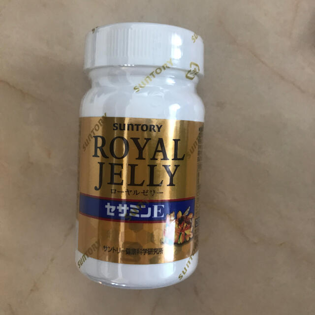 サントリー(サントリー)のローヤルゼリー　セサミンE 食品/飲料/酒の健康食品(その他)の商品写真