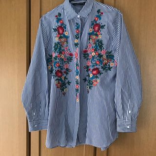 ザラ(ZARA)のayaaaxxx様専用☆   ZARA花柄刺繍のブルーのストライプシャツM(シャツ/ブラウス(長袖/七分))