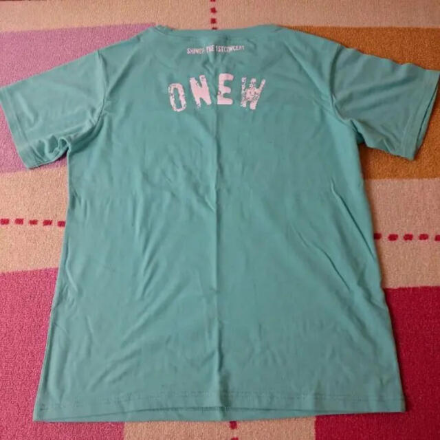 SHINee(シャイニー)のSHINee 1t concert オニュ Tシャツ レプリカ エンタメ/ホビーのタレントグッズ(アイドルグッズ)の商品写真