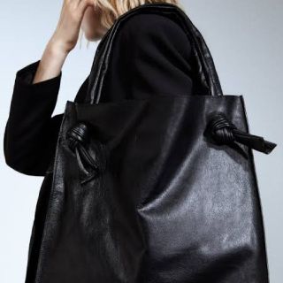 ザラ(ZARA)のZARA♡ノットディテール付きレザートートバッグ(トートバッグ)