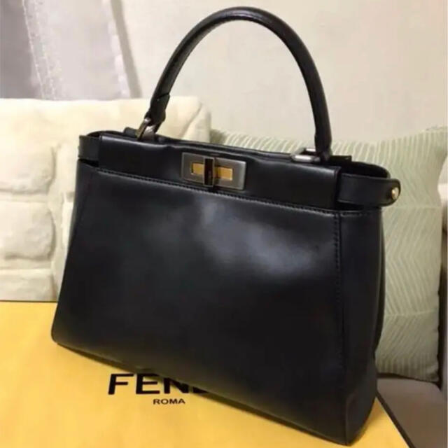 FENDI(フェンディ)のFENDI ピーカブー　黒　17時まで即日発送可 レディースのバッグ(ハンドバッグ)の商品写真