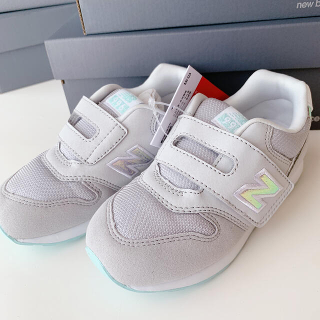 New Balance(ニューバランス)の14.0 ホログラムグレー 専用 キッズ/ベビー/マタニティのキッズ靴/シューズ(15cm~)(スニーカー)の商品写真