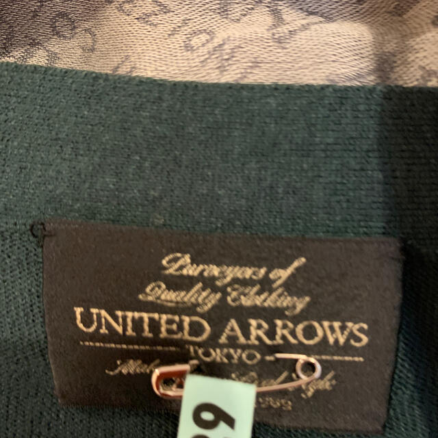 ARMANI COLLEZIONI(アルマーニ コレツィオーニ)のArmaniストールと、United arrows BLカーディガン メンズのトップス(カーディガン)の商品写真