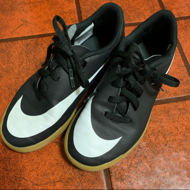 NIKE(ナイキ)のNIKE フットサルシューズ　ジュニア キッズ/ベビー/マタニティのキッズ靴/シューズ(15cm~)(スニーカー)の商品写真