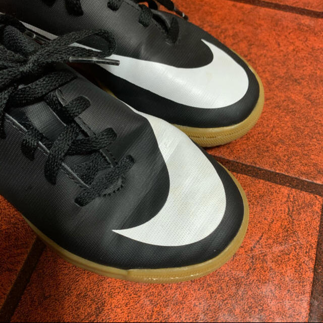 NIKE(ナイキ)のNIKE フットサルシューズ　ジュニア キッズ/ベビー/マタニティのキッズ靴/シューズ(15cm~)(スニーカー)の商品写真