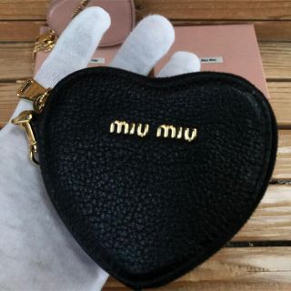 ミュウミュウ(miumiu)の【スピード発】MIUMIU★5TL358ハートコインケース チェーン付き  (コインケース)