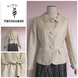 トラサルディ(Trussardi)の【トラサルディ】バックリボン上品ジャケット☆ベージュ☆シルク毛(テーラードジャケット)