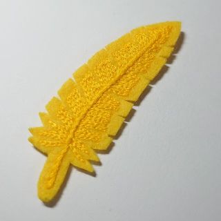 羽根 刺繍 ブローチ(コサージュ/ブローチ)