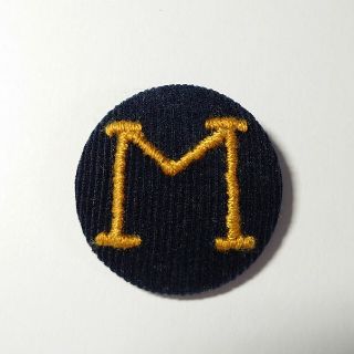 イニシャル M ブローチ ハンドメイド(コサージュ/ブローチ)