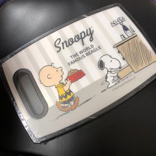 スヌーピー(SNOOPY)の【新品・未使用・未開封】スヌーピー カッティングボード（黒チャーリーブラウン柄）(調理道具/製菓道具)