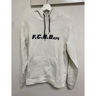 アベイシングエイプ(A BATHING APE)のAPE×FCRB ホワイトパーカー　M(パーカー)