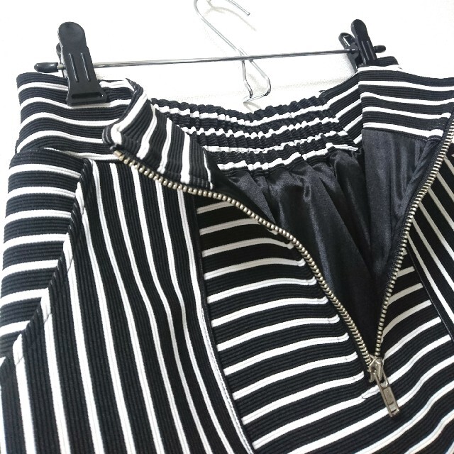 INGNI(イング)のボーダータイトスカート (白黒) イング レディースのスカート(ミニスカート)の商品写真