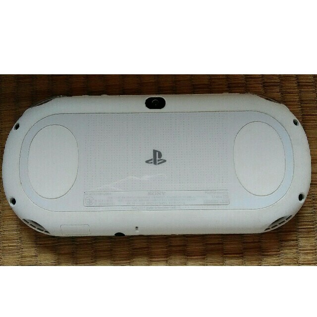 PlayStation Vita(プレイステーションヴィータ)の中古　PS vita2000 本体 エンタメ/ホビーのゲームソフト/ゲーム機本体(携帯用ゲーム機本体)の商品写真