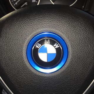 ビーエムダブリュー(BMW)のBMW ドレスアップ！アルミ製ステアリングセンターリング ブルー 新品(車種別パーツ)