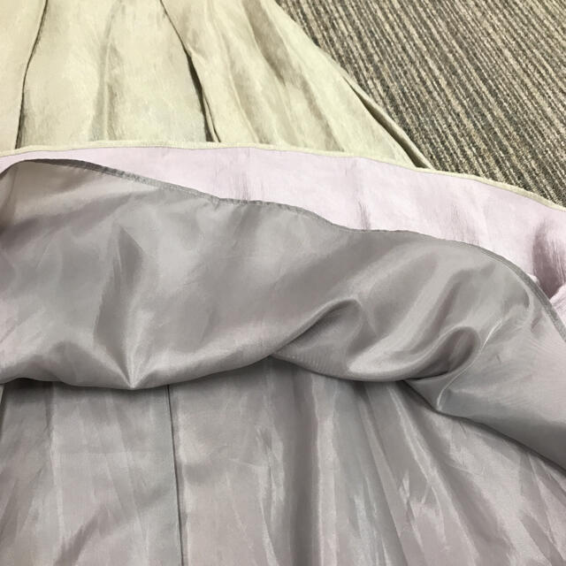 TOMORROWLAND(トゥモローランド)の光沢サテンスカート　ベージュ系 レディースのスカート(ひざ丈スカート)の商品写真