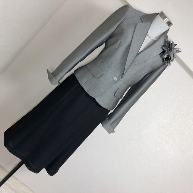 SOIR(ソワール)の東京ソワールココラッシー（13号）光沢感のあるフォーマルスーツ レディースのフォーマル/ドレス(スーツ)の商品写真