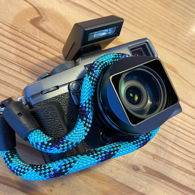 富士フイルム(フジフイルム)のFUJIFILM xf27mmF2.8とSQUAREHOOD スマホ/家電/カメラのカメラ(レンズ(単焦点))の商品写真