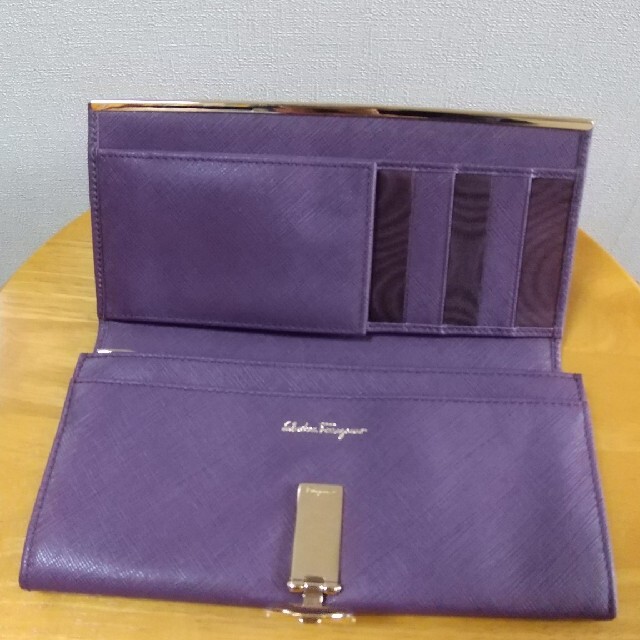 Salvatore Ferragamo(サルヴァトーレフェラガモ)のお値下げ  サルヴァトーレ フェラガモ ガンチーニ レザー 二つ折り 長財布 レディースのファッション小物(財布)の商品写真