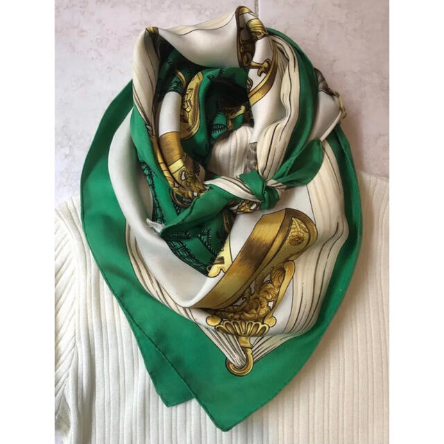 ファッションのポイントに　美しいグリーン　エルメス　スカーフ　カレ90