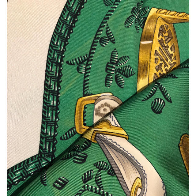 ファッションのポイントに　美しいグリーン　エルメス　スカーフ　カレ90