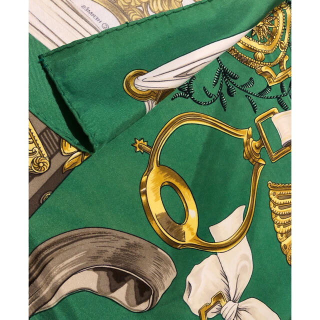 Hermes(エルメス)のファッションのポイントに　美しいグリーン　エルメス　スカーフ　カレ90 レディースのファッション小物(バンダナ/スカーフ)の商品写真
