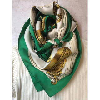 エルメス(Hermes)のファッションのポイントに　美しいグリーン　エルメス　スカーフ　カレ90(バンダナ/スカーフ)