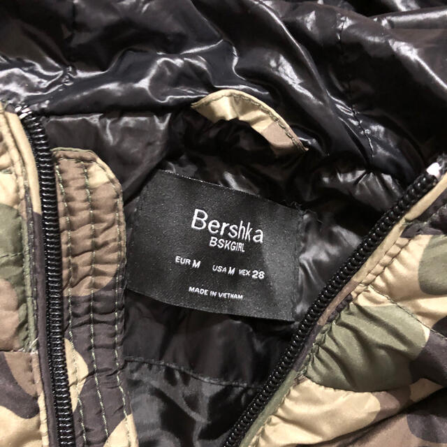 Bershka(ベルシュカ)のダウンジャケット★レディースM★カモフラ迷彩カーキグリーン レディースのジャケット/アウター(ダウンジャケット)の商品写真