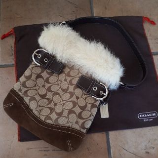 コーチ(COACH)の新品未使用 COACH コーチ　リアルファー付秋冬バッグ　ワンショルダー肩掛け(ショルダーバッグ)