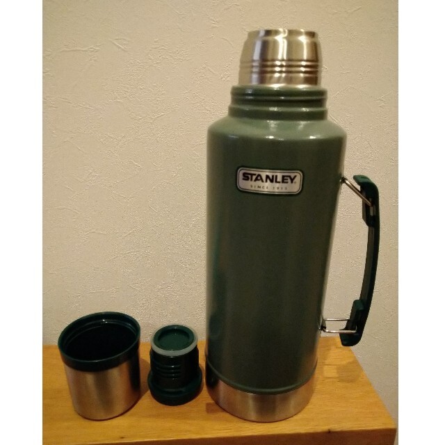 Stanley(スタンレー)のSTANLEY(スタンレー) クラシック　ボトル　水筒　 1.9Ｌ スポーツ/アウトドアのアウトドア(食器)の商品写真