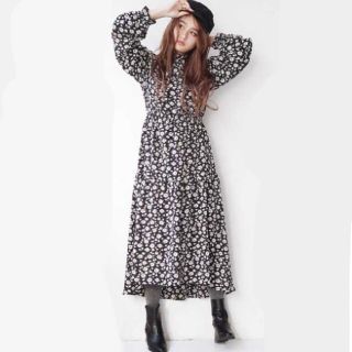 ダブルクローゼット(w closet)のw closet 小花柄ロングワンピース（12/23まで）(ロングワンピース/マキシワンピース)